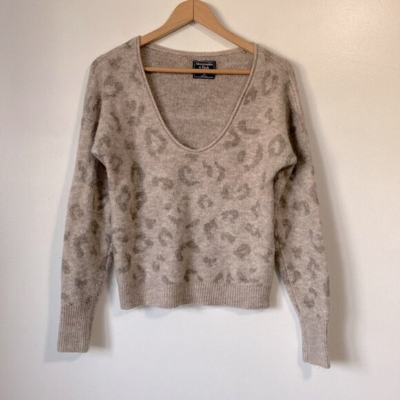 Abercrombie  Fitch Gray Leopard Print Sweater low neck size Medium - Picture 2 of 10